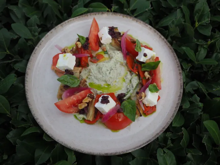Салата с домати, печен патладжан и краве сирене от RÉST catering